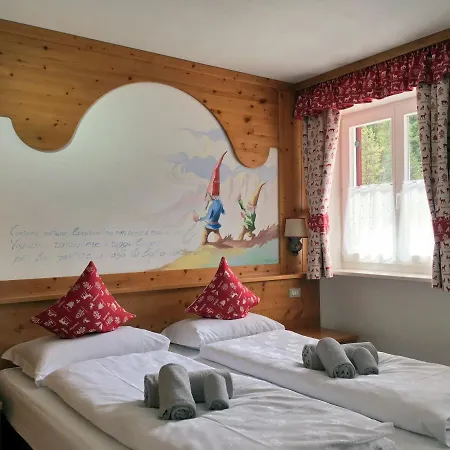 Rifugio Monti Pallidi イン カナツェーイ