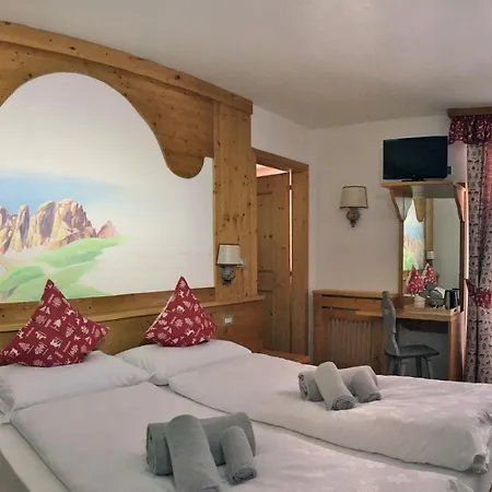 Rifugio Monti Pallidi カナツェーイ