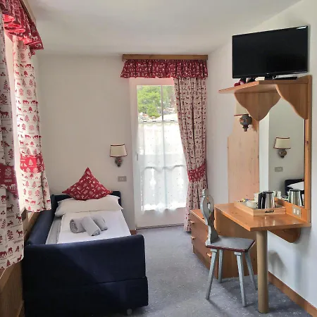 瑞福吉奥蒙蒂帕里蒂宾馆 卡纳泽伊