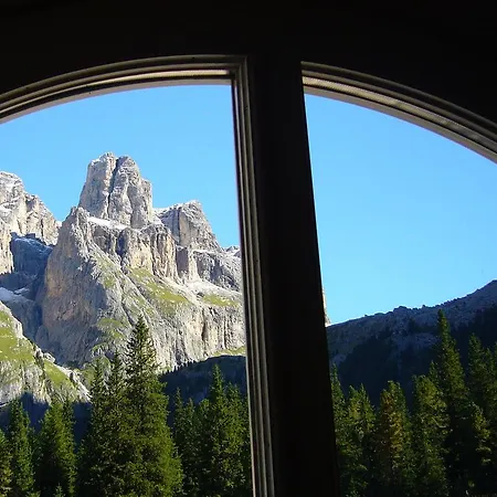 Rifugio Monti Pallidi 2* カナツェーイ